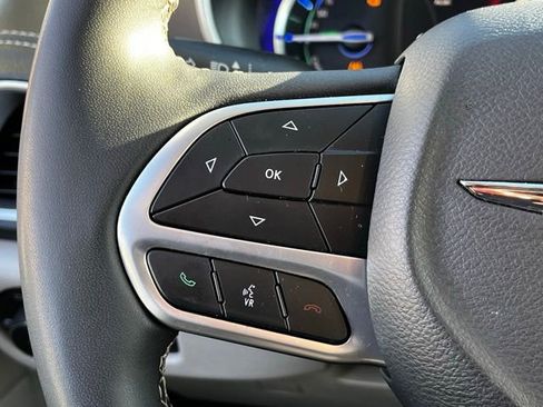 Used 2024 Chrysler Pacifica Select image 16