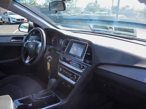 Used 2019 Hyundai Sonata SE w/ Cargo Package image 16