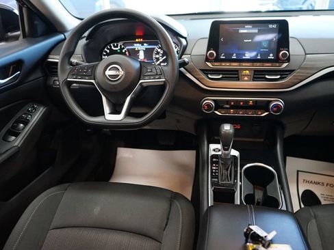 Used 2024 Nissan Altima 2.5 SV FWD image 9
