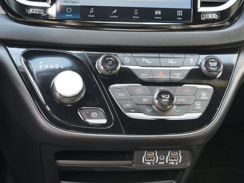 Used 2025 Chrysler Pacifica Select FWD image 21