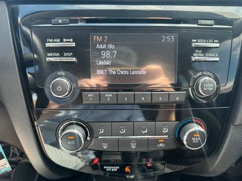 Used 2017 Nissan Rogue S AWD/4WD image 16