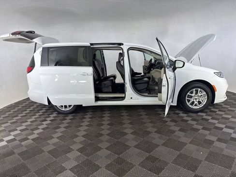Used 2023 Chrysler Pacifica Touring-L FWD image 16