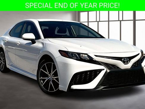 Used 2021 Toyota Camry SE image 3