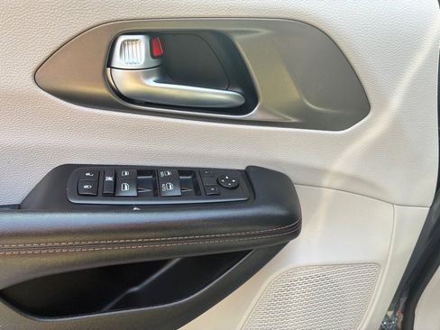 Used 2020 Chrysler Pacifica Touring FWD image 24