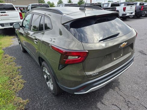 Used 2024 Chevrolet Trax LT w/ LT Convenience Package FWD image 7