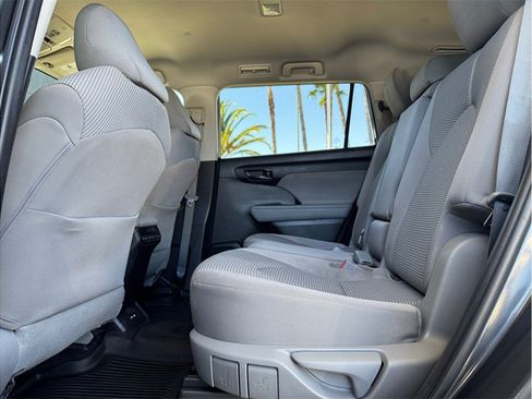Used 2020 Toyota Highlander L FWD image 21