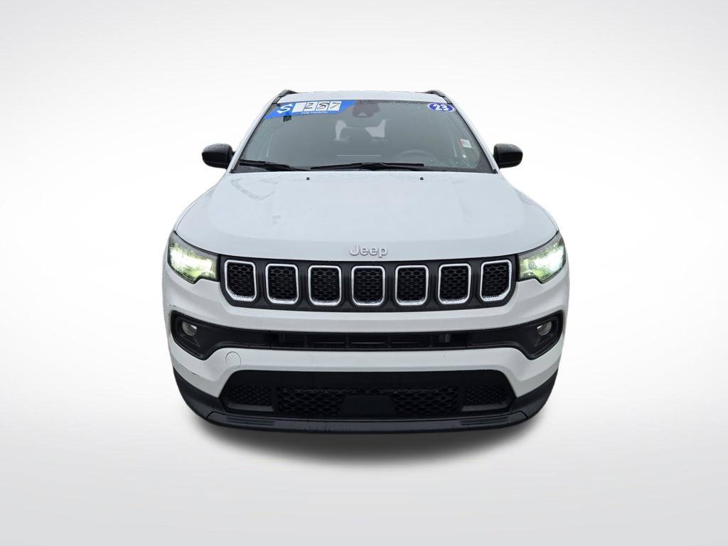 Used 2023 Jeep Compass Latitude w/ Mopar Graphics Package AWD/4WD image 9