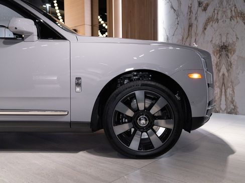 Used 2023 Rolls-Royce Cullinan w/ Cullinan Package image 11
