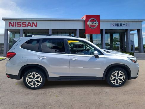 Used 2021 Subaru Forester Premium image 3