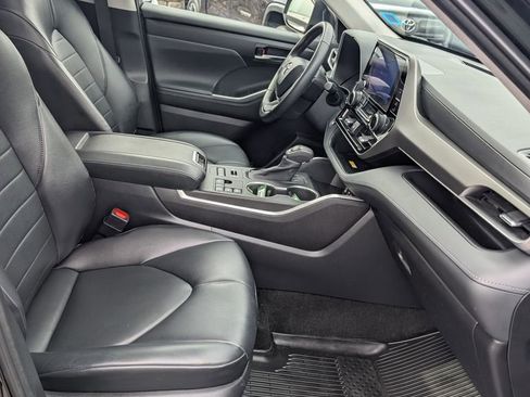 Used 2023 Toyota Highlander XLE image 22