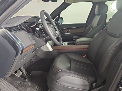 Used 2025 Land Rover Range Rover SE image 4