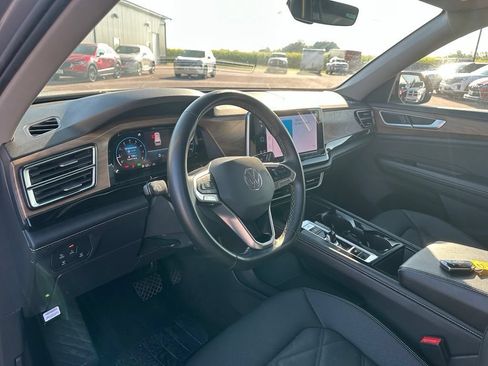 Used 2025 Volkswagen Atlas SE AWD/4WD image 13