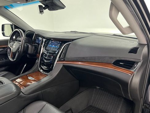 Used 2018 Cadillac Escalade Premium Luxury AWD/4WD image 28