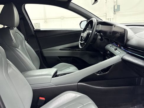 Used 2025 Hyundai Elantra Limited image 22