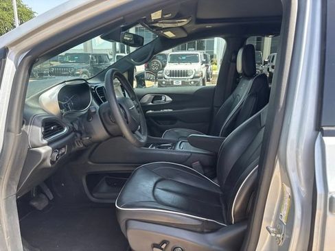 Used 2023 Chrysler Pacifica Limited w/ S Appearance Package AWD/4WD image 9
