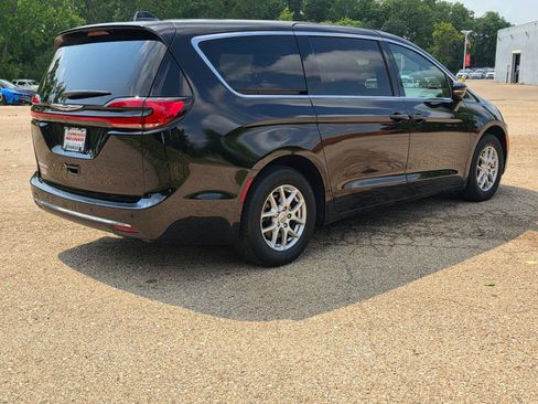 Used 2025 Chrysler Pacifica Select FWD image 11