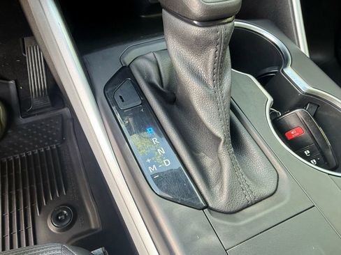 Used 2020 Toyota Highlander L FWD image 25