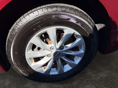 Used 2017 Chrysler Pacifica Touring-L FWD image 38