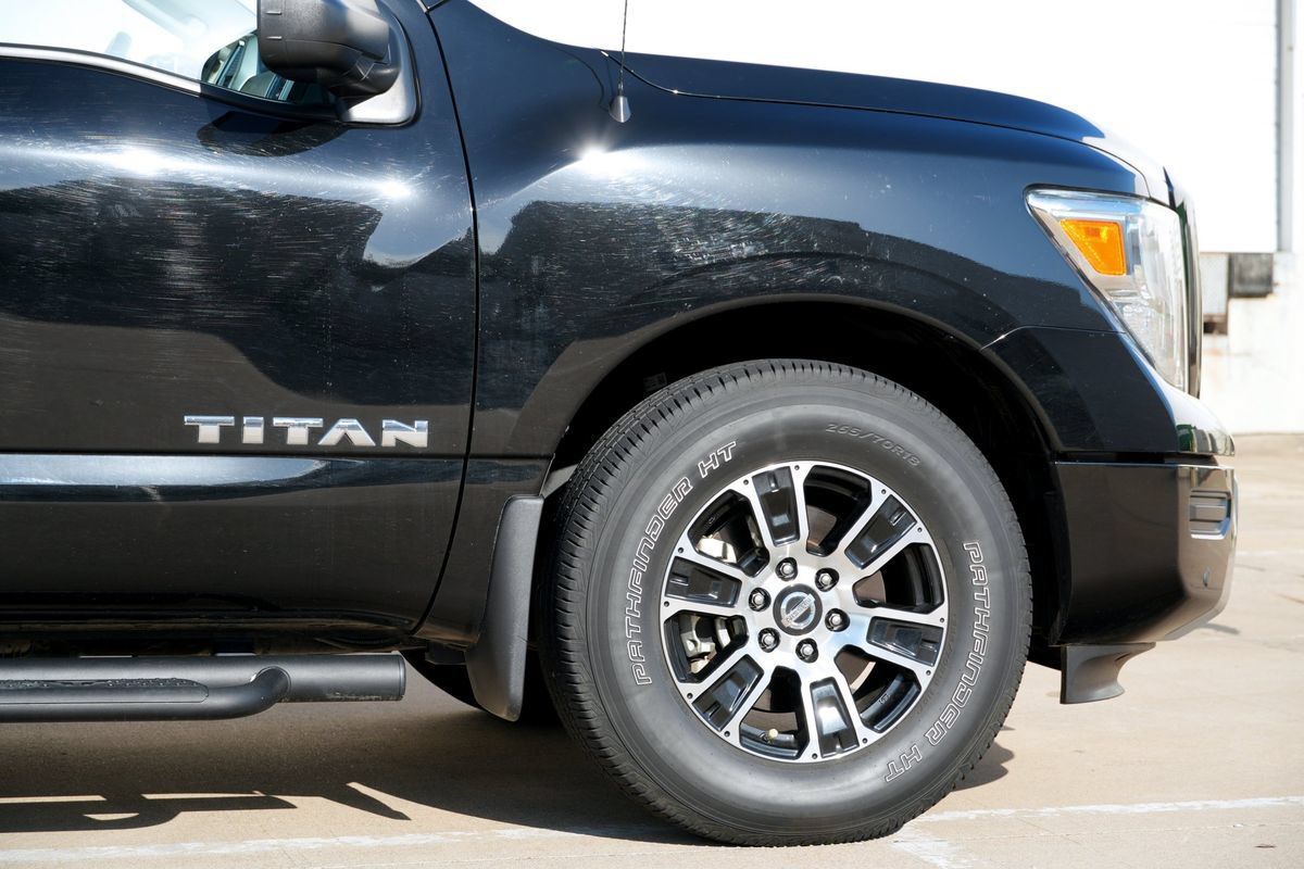 Used 2021 Nissan Titan SV w/ SV Convenience Package RWD image 28