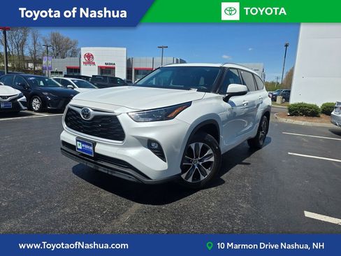 Used 2022 Toyota Highlander XLE AWD/4WD image 1