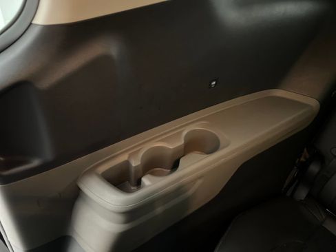 Used 2025 Kia Carnival FWD image 35