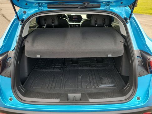 Used 2025 Chevrolet Trax LT FWD image 8