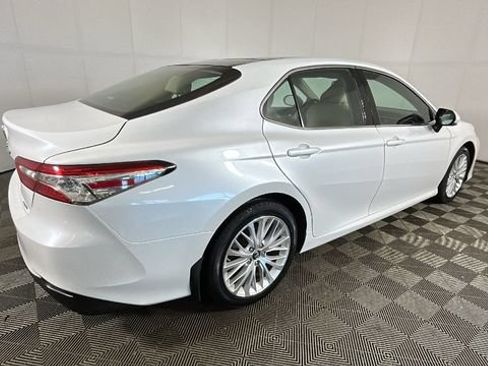 Used 2018 Toyota Camry XLE FWD image 2