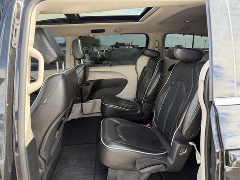 Used 2022 Chrysler Pacifica Limited image 21