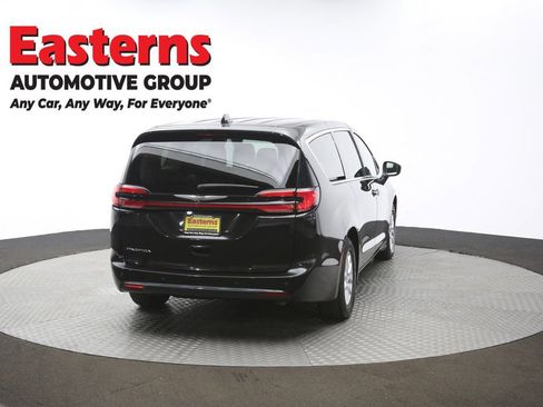 Used 2023 Chrysler Pacifica Touring-L FWD image 38