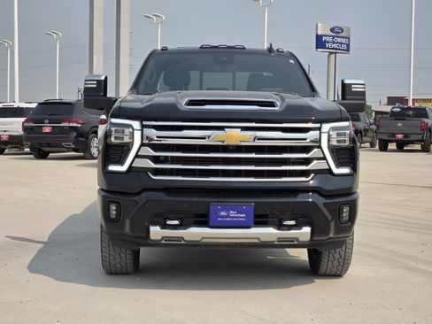 Used 2024 Chevrolet Silverado 2500 High Country w/ High Country Premium Package AWD/4WD image 2