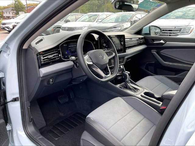 Certified 2025 Volkswagen Jetta SE w/ Sunroof Package FWD image 4
