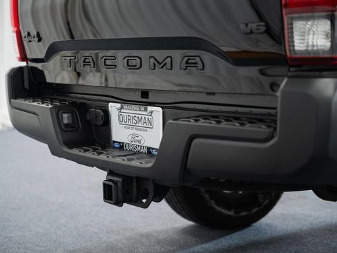 Used 2022 Toyota Tacoma SR5 AWD/4WD image 11