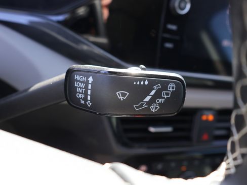 Used 2023 Volkswagen Taos SEL image 35