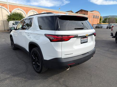 Used 2023 Chevrolet Traverse LT image 3