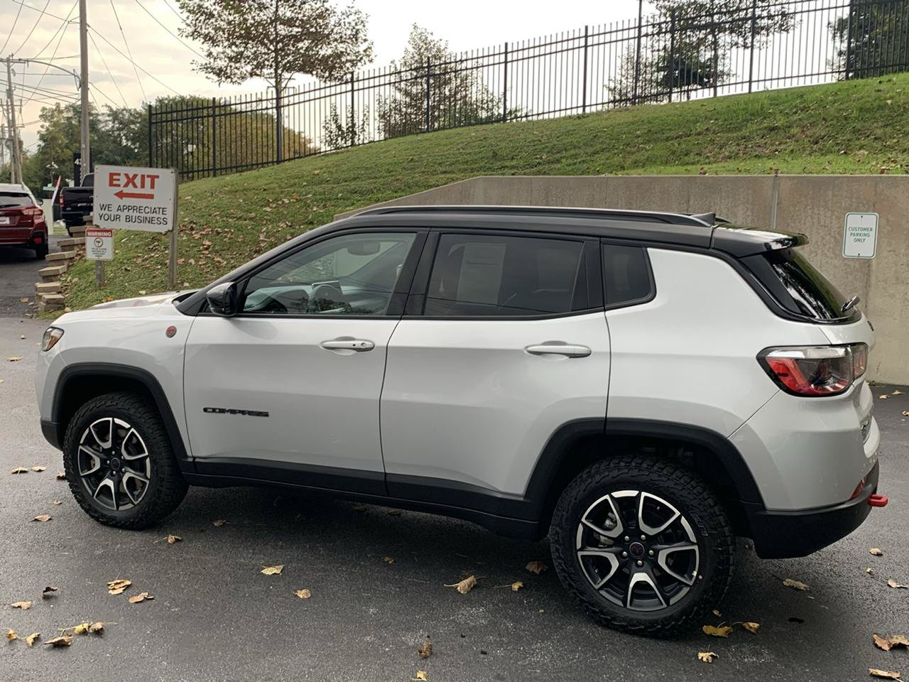 Used 2025 Jeep Compass Trailhawk AWD/4WD image 3