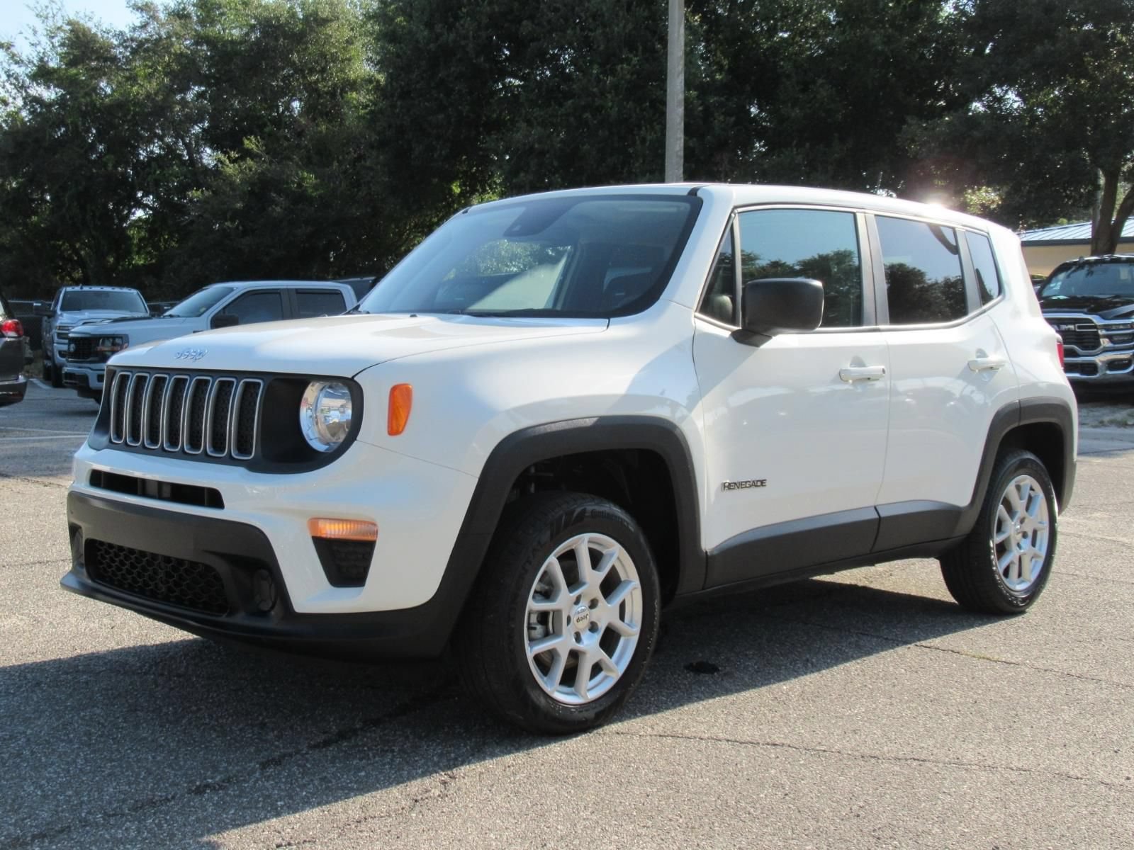 Certified 2023 Jeep Renegade Latitude AWD/4WD image 3