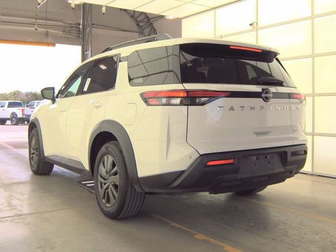 Used 2022 Nissan Pathfinder SV FWD image 2