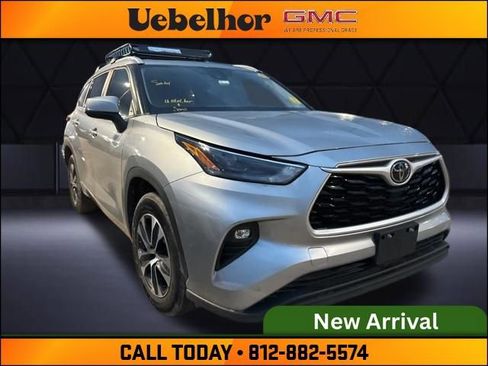 Used 2023 Toyota Highlander XLE image 2