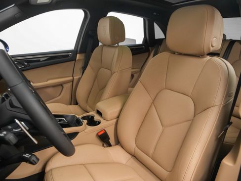 Certified 2025 Porsche Macan image 39