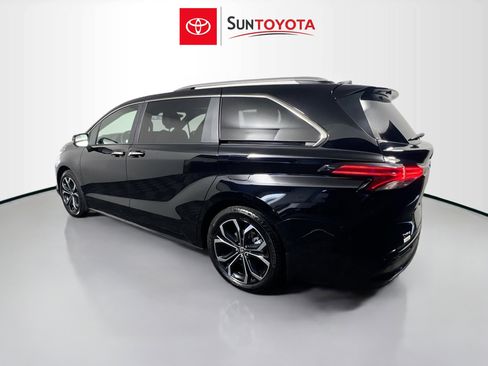 Used 2025 Toyota Sienna Platinum image 6