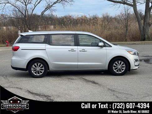 Used 2019 Kia Sedona L FWD image 9