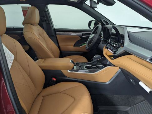 New 2026 Toyota Highlander Platinum image 25