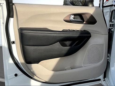 Used 2022 Chrysler Voyager LX FWD image 20