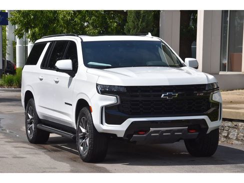 Used 2024 Chevrolet Suburban Z71 w/ Luxury Package AWD/4WD image 2