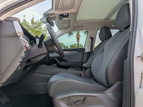 New 2026 Volkswagen Tiguan SE FWD image 2