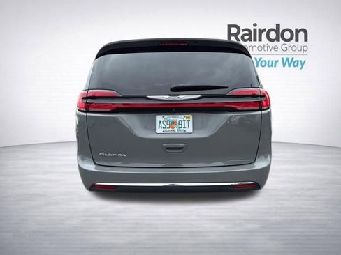 Used 2022 Chrysler Pacifica Touring-L FWD image 6
