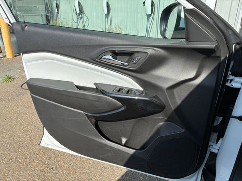 Used 2025 Chevrolet Trax LT w/ LT Convenience Package image 18