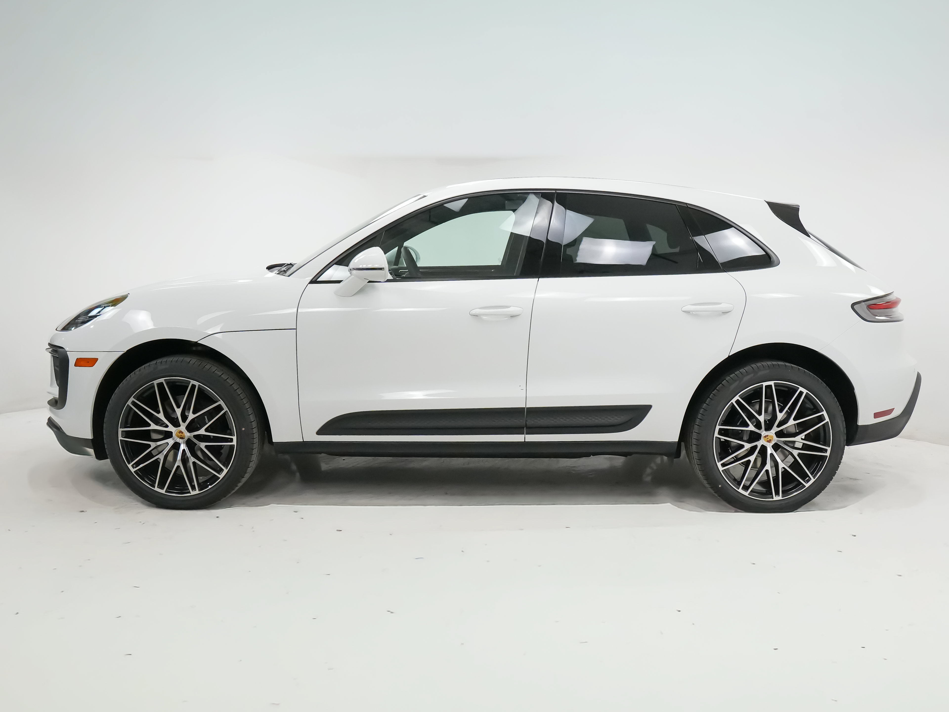 Certified 2026 Porsche Macan AWD/4WD image 2