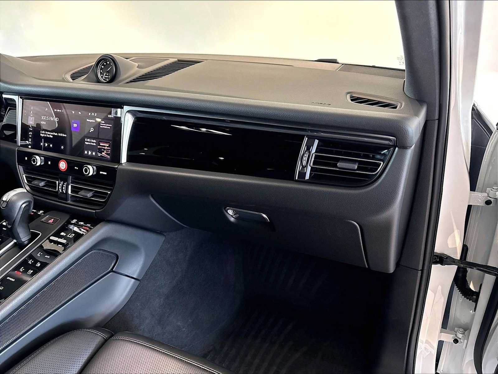 Used 2026 Porsche Macan AWD/4WD image 23