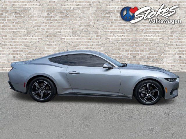 Used 2025 Ford Mustang Coupe RWD image 3